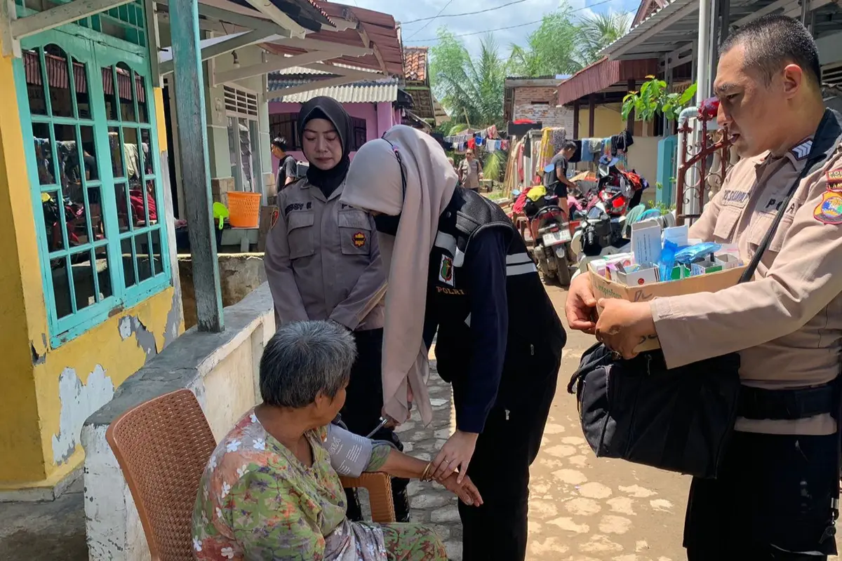 Dokkes Polresta Bandar Lampung memberikan pelayanan kesehatan gratis bagi warga yang terdampak banjir. Foto : (Istimewa).
