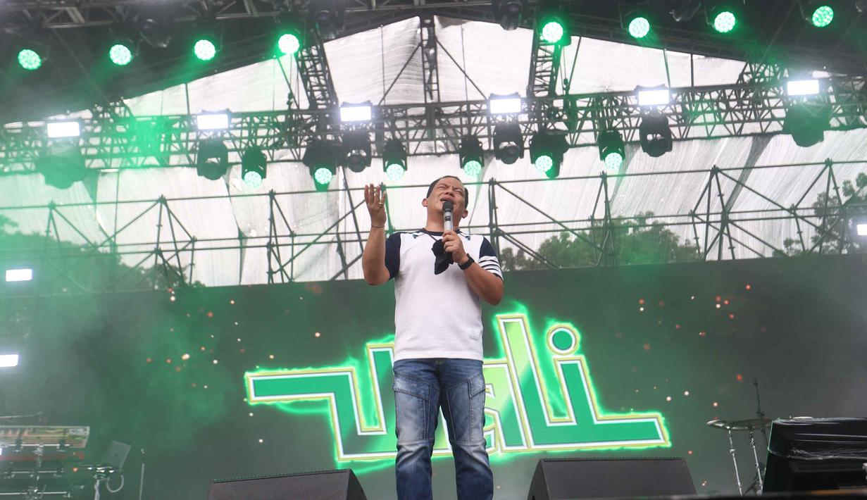 Kehadiran mereka langsung disambut riuh sorakan dari para penggemar yang sudah memadati area panggung utama. Tampak dalam foto, vokalis grup band Wali, Faank, saat tampil pada hari kedua gelaran KapanLagi Buka Bareng (KLBB) Festival 2026 di Stadion Madya, Kompleks Gelora Bung Karno, Senayan, Jakarta, Minggu 1 Maret 2026. (Dok/Kapanlagi Youniverse)