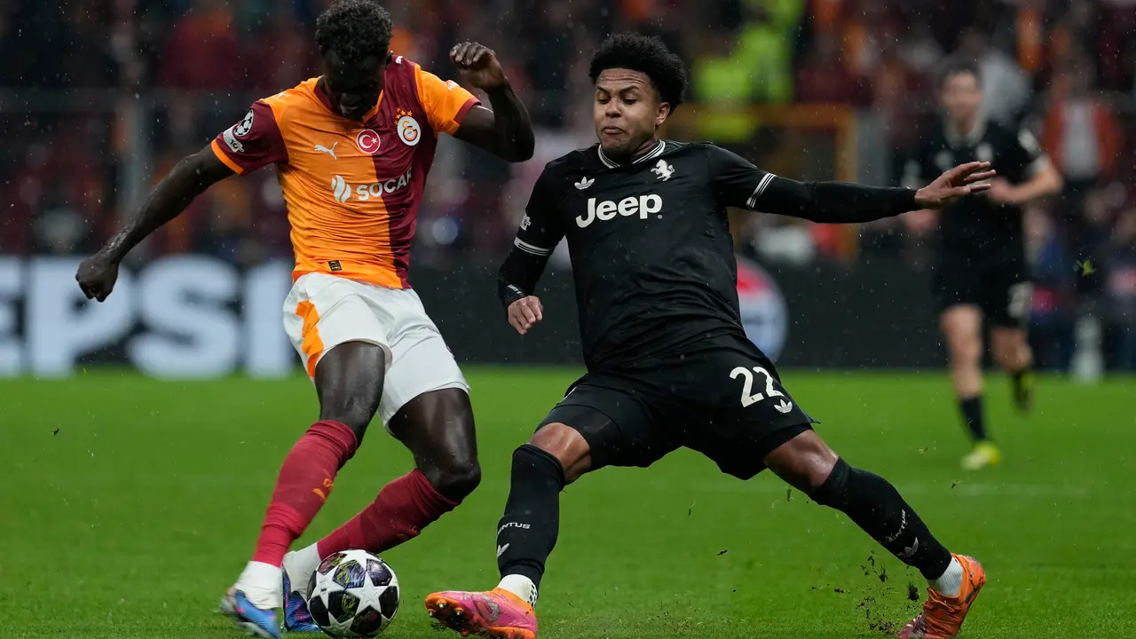 Pemain Galatasaray Davinson Sanchez (kiri) berebut bola dengan pemain Juventus Weston McKennie