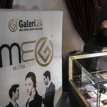 Calon pembeli mencoba cincin emas di Pegadaian, Jakarta, Selasa (18/5/2021). Berdasarkan informasi dari Unit Bisnis Pengolahan dan Pemurnian Logam Mulia Antam, harga dasar emas 24 karat ukuran 1 gram dijual senilai Rp 937.000, naik Rp 4.000 per gram dari harga sebelumnya. (Liputan6.com/Johan Tallo)