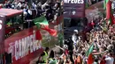 Sambutan hangan fans saat melihat timnas meraih juara piala Eropa 2016 di di Lisbon, Portugal, (11/7/2016). (EPA/Setven Governo)