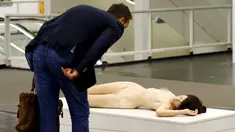 Seorang pria saat melihat patung karya John de Andrea yang bernama " Lisa " selama Art Cologne 2016 di Jerman 15 April 2016. Patung yang sangat menyerupai manusia ini terbuat dari perunggu, minyak olychromed dan rambut asli. (REUTERS / Wolfgang Rattay)