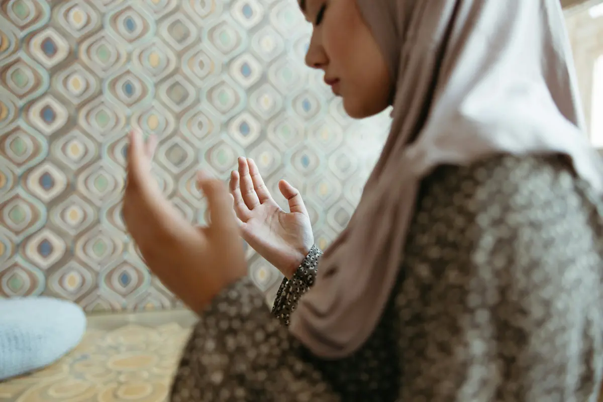 Wanita sedang berdoa