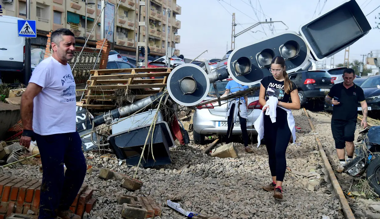 Aliran lumpur menerjang kendaraan di jalan-jalan dengan kecepatan tinggi. (Jose Jordan/AFP)