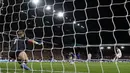 <p>Gol pun akhirnya bersarang di gawang Everton setelah Lukas Nmecha yang ditunjuk sebagai penendang berhasil menyelesaikan tugasnya dengan baik. Pertandingan akhirnya dimenangkan oleh tuan rumah dengan skor akhir 1-0. (AFP/Darren Staples.</p>