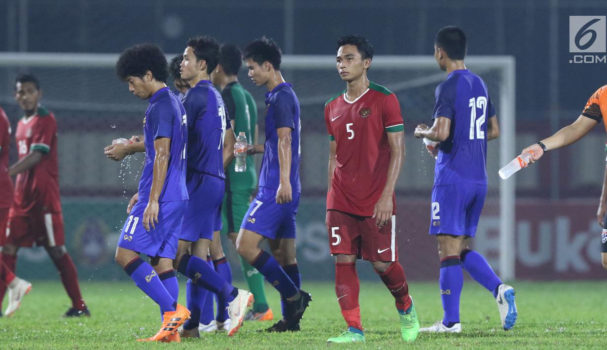 Pemain Timnas Indonesia U-23, Bagas Adi Nugroho (tengah) terpaku usai kalah pada laga persahabatan melawan Thailand U-23 di Stadion PTIK, Jakarta, Kamis (31/5). Indonesia U-23 kalah 1-2. (Liputan6.com/Helmi Fithriansyah)