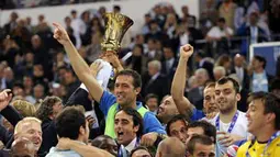 Lazio&#039;s players and team celebrate after winning Coppa Italia on May 13, 2009 at Rome&#039;s Olympic Stadium. Lazio beat Sampdoria 6-5 on penalties following a 1-1 draw. AFP PHOTO/FILIPPO MONTEFORTE