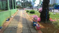 Sampah berserakan usai demo buruh di kompleks parlemen (Ahmad Romadoni/Liputan6.com)