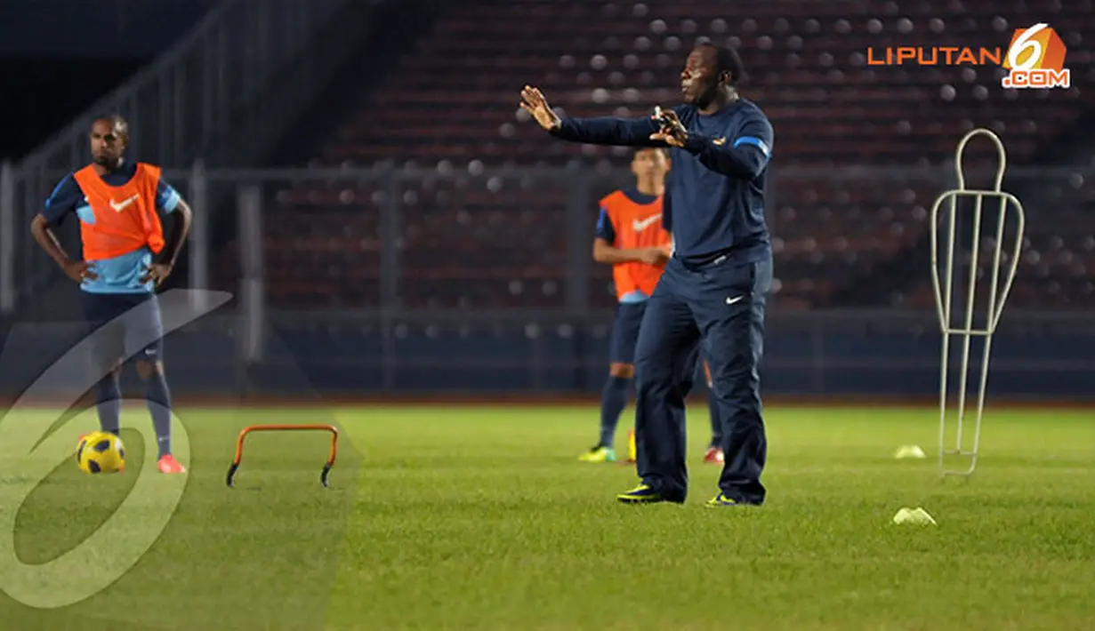 Pelatih Timnas Indonesia, Jacksen F Tiago terlihat memberikan instruksi langsung kepada anak didiknya dalam sesi latihan jelang laga lawan Kirgizstan (Liputan6.com/Helmi Fithriansyah)