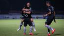 Pemain Persib Bandung, Febri Hariyadi  (depan) merayakan gol pertama ke gawang Bhayangkara FC bersama rekan setim dalam laga pekan ke-7 BRI Liga 1 2021/2022 di Stadion Moch Soebroto, Magelang, Sabtu (16/10/2021). (Bola.com/Bagaskara Lazuardi)