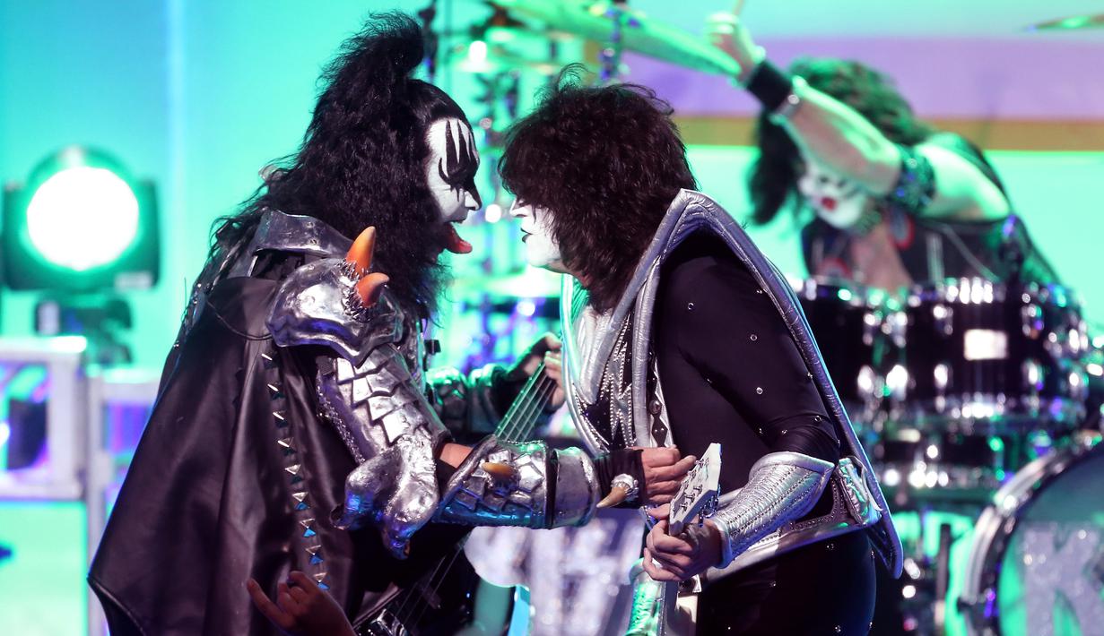 Aksi panggung Gene Simmons dan Tommy Thayer KISS selama 23rd Annual Race to Erase MS Gala di California, USA (15/4). Sampai saat ini, KISS telah merilis 44 album, dan terjual lebih dari 100 juta album di seluruh dunia. (AFP PHOTO/Frederick M. Brown)