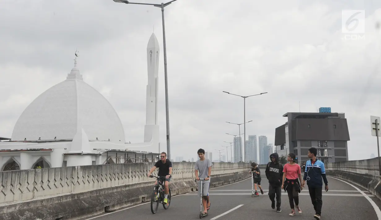 Warga melakukan olahraga bersepeda dan jalan santai di Jalan Layang Non-Tol Antasari saat hari pertama pemberlakuan car free day di Jakarta, Minggu (14/1). (Liputan6.com/Immanuel Antonius)