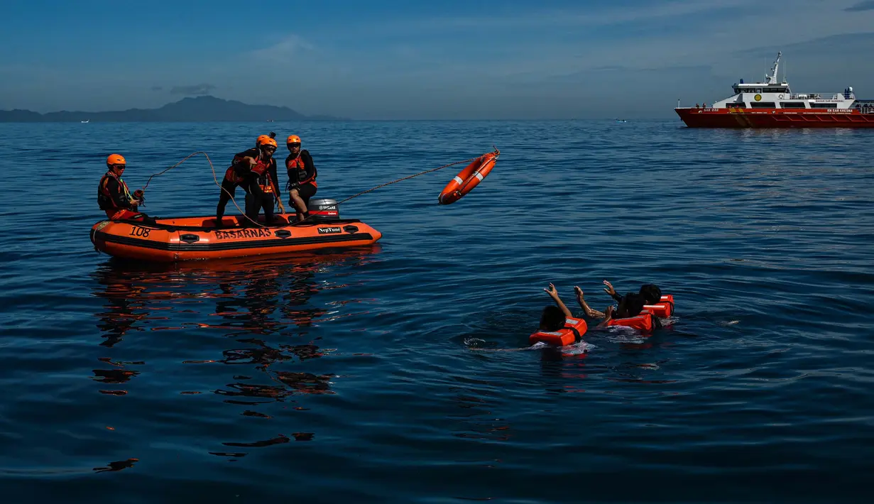 Latihan ini untuk memastikan tim SAR siap secara teknis dan psikologis menghadapi berbagai situasi darurat di perairan lepas pantai Banda Aceh. (CHAIDEER MAHYUDDIN/AFP)