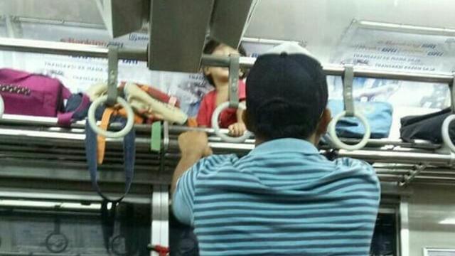 6 Kelakuan Nyeleneh Penumpang KRL, Cuma Indonesia yang Punya