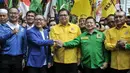Ketua Umum Partai Amanat Nasional (PAN) Zulkifli Hasan, Ketua Umum Partai Golkar Airlangga Hartarto dan Ketua Umum PPP Suharso Monoarfa yang tergabung dalam Koalisi Indonesia Bersatu (KIB) menyapa awak media saat tiba di Gedung KPU RI, Jakarta Pusat, Rabu (10/8/2022). Kedatangan ketiga petinggi KIB tersebut terlihat mesra saat jalan bersama menuju Gedung KPU. (merdeka.com/Iqbal S Nugroho)