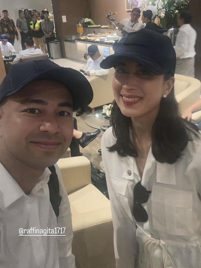 Gaya Kece Widiyanti Putri Wardhana Menteri Pariwisata saat Berangkat ke Magelang.  [@raffinagita1717]