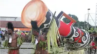 Salah satu dari lima tifa raksasa yang diarak masyarakat adat dalam parade Festival Tifa di Merauke. (KabarPapua.co/Abdel Syah)