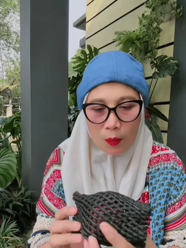 7 Potret Teras Rumah Nursyah Ibunda Indah Permatasari, Asri dengan Nuansa Hijau dan Aktivitas Sehari-hari
