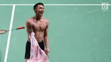 Tunggal putra Indonesia, Jonatan Christie merayakan kemenangan atas pemain Chinese Taipei, Chou Tienchen di final bulutangkis perseorangan Asian Games 2018, Istora GBK, Jakarta, Selasa (28/8). Jonatan Christie unggul 2-1. (Liputan6.com/Helmi Fithriansyah)