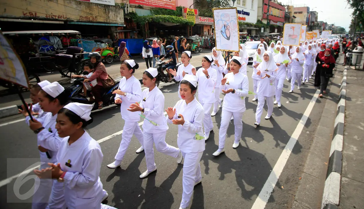 Sejumlah peserta mengikuti pawai memperingati Hari Perawat Sedunia atau International Nurse Day di sepanjang Jalan Malioboro, Yogyakarta, Minggu (15/5). Pawai tersebut diikuti oleh sejumlah sekolah tinggi kesehatan di Jogja. (Liputan6.com/Boy Harjanto)