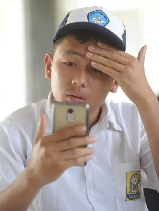 Pelajar mengikuti babak penyisihan lomba matematika dengan metode Gasing (Gampang Asyik & Menyenangkan) di SMKN 1 Leuwiliang, Selasa (8/1). Kegiatan itu guna meningkatkan mutu dan prestasi akademik siswa di daerah pra-sejahtera. (Merdeka.com/Arie Sunaryo)