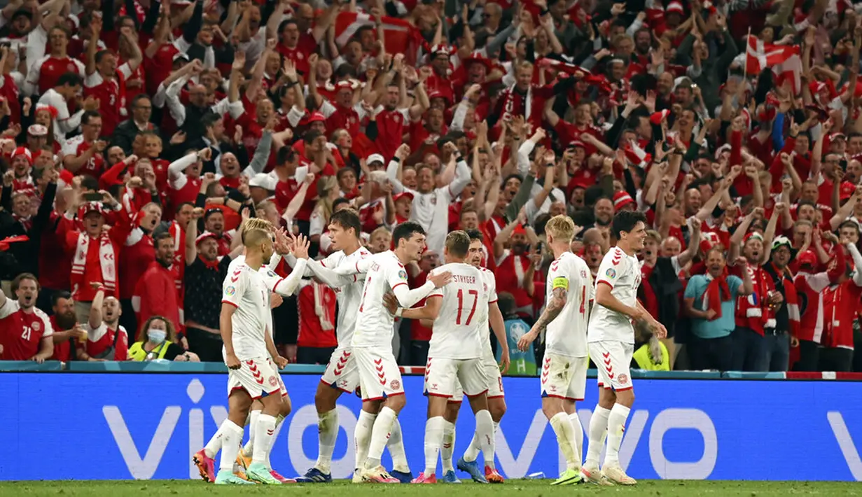 Para pemain Denmark melakukan selebrasi usai Joakim Maehle mencetak gol ke gawang Rusia pada pertandingan Grup B Euro 2020 di Stadion Parken, Kopenhagen, Denmark, Senin (21/6/2021). Denmark menang 4-1. (Jonathan Nackstrand/Pool via AP)