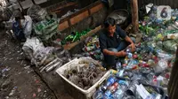 Karno memanfaatkan limbah sampah seperti botol minuman, kardus, besi, dan plastik bekas untuk dijual kembali ke pabrik pengelolahan daur ulang dengan harga per kilonya bervariatif tergantung barang bekas yang dijualnya. (Liputan6.com/Angga Yuniar)