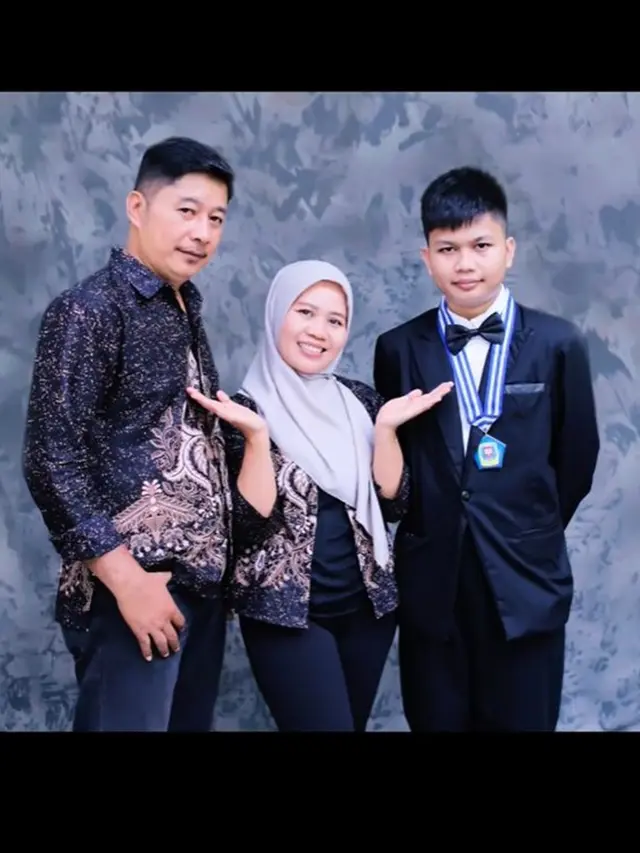 Jarang Tersorot, 6 Potret Suami Sus Rini Hadiri Kelulusan Anak Ini Curi Perhatian