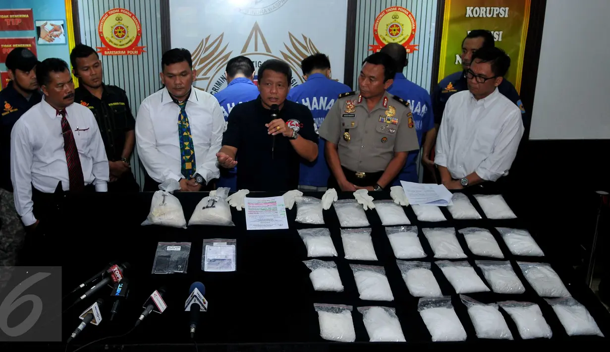 Dirtipid Narkoba Bareskrim Polri mengungkap sindikat narkotika jenis sabu Internasional WN Taiwan dan Nigeria di Jakarta, Senin (18/4). Petugas menyita barang  bukti 14,10kg sabu, 5 buah tabung besi dan 2 buah case kayu. (Liputan6.com/Gempur M Surya)