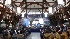 Suasana acara Dies Natalis ke-59 ITB di Aula Barat ITB, Bandung, Jawa Barat, Jumat (2/3). Kegiatan tahunan ini diisi pidato ilmiah Prof. Dr. I Ketut Adnyana, M. Si. yang berjudul Harmony with Nature in Harmonia Progressio. (Liputan6.com/Immanuel Antonius)