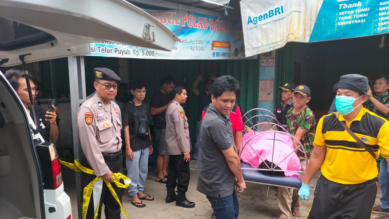 Proses evakuasi jasad korban bunuh diri oleh Polisi dan warga setempat. Foto (Dokumentasi Polsek Sukarame)