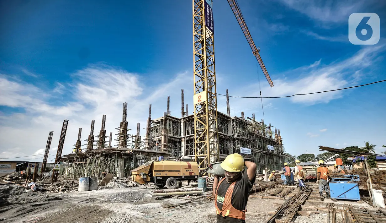 Aktivitas pekerja saat menyelesaikan pembangunan Kampung Susun Akuarium, Penjaringan, Jakarta, Kamis (11/3/2021). Progres pembangunan Kampung Susun Akuarium yang terdiri atas 5 blok tersebut saat ini mencapai 33 persen. (merdeka.com/Iqbal S. Nugroho)