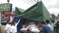 Polsek IT 2 Palembang Sumsel menemukan truk muatan pupuk PT Pusri bersama ratusan karung pupuk subsidi di kawasan Rambutan Banyuasin Sumsel (Liputan6.com / Nefri Inge)