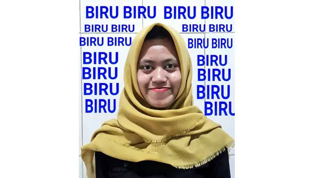 Wanita Ini Minta Diedit Fotonya Diberi Latar Biru, 7 Hasilnya Bikin Geleng Kepala