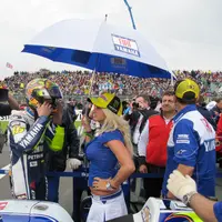 Umbrella girl bikin pertandingan balap MotoGP jadi lebih 'hot'.