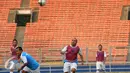 Mantan penyerang timnas Indonesia. Tugiyo (kedua kiri) berebut bola saat latihan bersama tim Primavera Baretti di Stadion GBK Jakarta, Kamis (19/5/2016). Primavera akan melakoni laga melawan legenda Italia, Sabtu (21/5). (Liputan6.com/Helmi Fithriansyah)
