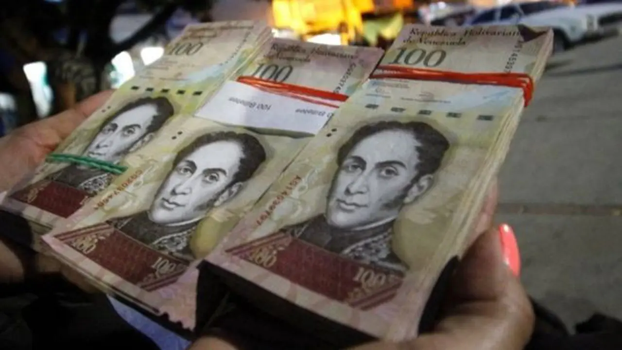 Data Bank Sentral menunjukkan terdapat lebih dari enam miliar pecahan uang 100 Bolivar beredar di masyarakat.