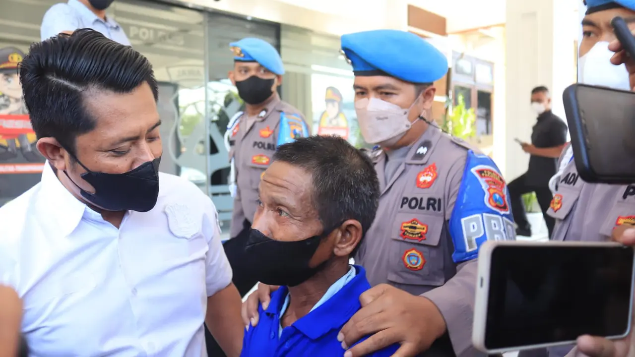 Polisi menangkap pelaku pembunuhan di Pasuruan. (Dian Kurniawan/Liputan6.com).