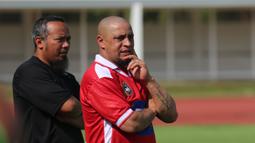 Legenda sepak bola Brasil, Roberto Carlos mengamati permainan anak asuhnya saat menjadi pelatih pada Fourfeo Mini Tournament yang diikuti pemain U-16 pada acara BRImo Future Garuda di Stadion Madya Senayan, Jakarta, Kamis (01/06/2023). (Bola.com/Bagaskara Lazuardi)