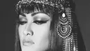 Julia Perez tampil ala Cleopatra, putri legendaris dari Mesir. Namun tak sedikit dari para fans yang berpendapat jika dalam foto ini Jupe mirip penyanyi asal California, US, Katy Perry. (Photo : Instagram)