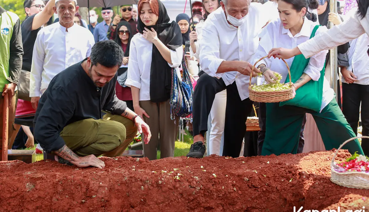 Tora juga mengungkapkan pesan terakhir sang ibu sebelum meninggal. Ibunda Tora berpesan agar menjaga sang ayah yang telah lanjut usia. [Foto: Muhammad Akrom Sukarya/KapanLagi.com]