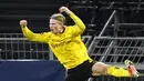 Pemain Borussia Dortmund Erling Haaland melakukan selebrasi usai mencetak gol ke gawang Sevilla FC pada pertandingan leg kedua babak 16 besar Liga Champions di Dortmund, Jerman, Selasa (9/3/2021). Laga berakhir imbang 2-2. (Bernd Thissen/Pool via AP)