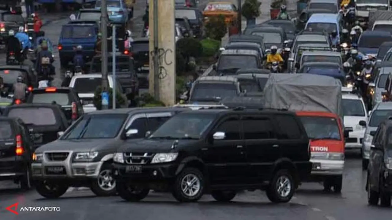 lalu-lintas-jumat-130726a.jpg