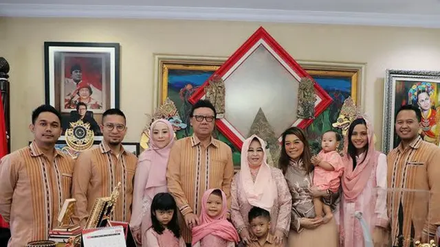 Kebersamaan keluarga Tjahjo Kumolo semasa hidup dengan Detri Warmanto. (Instagram @uniputri)