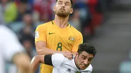 Pemain Australia, Aaron Mooy (atas) berebut bola dengan pemain Jerman, Lars Stindl pada laga grup B Piala Konfederasi 2017 di Fisht Stadium, Sochi, Rusia, (19/6/2017). Jerman menang 3-2. (AP/Martin Meissner)