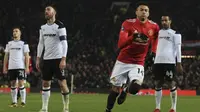 Gelandang Manchester United Jesse Lingard merayakan gol ke gawang Derby County pada putaran ketiga Piala FA di Old Trafford, Jumat (5/1/2017). (AFP/Lindsey Parnaby)