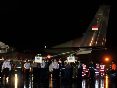Dua jenazah korban pesawat AirAsia QZ-8501 tiba di Lanud TNI AL Juanda, Surabaya, Kamis malam (1/1). (Liputan6.com/Johan Tallo)