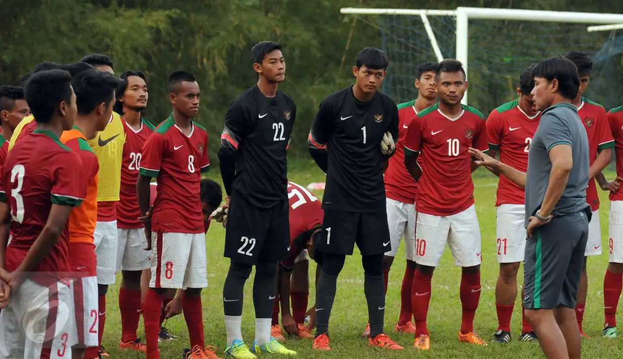 Pelatih Kepala Timnas Indonesia U-19, Eduard Tjong (kanan) berbicara dengan pemainnya usai laga uji coba melawan PON DKI Jaya di NYTC Sawangan, Sabtu (6/8/2016). Pemain seleksi Timnas U-19 takluk dari PON DKI Jaya 0-1. (Liputan6.com/Helmi Fithriansyah)
