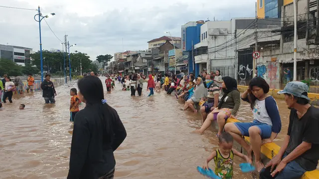 Banjir di Kampung Pulo dan Bukit Duri