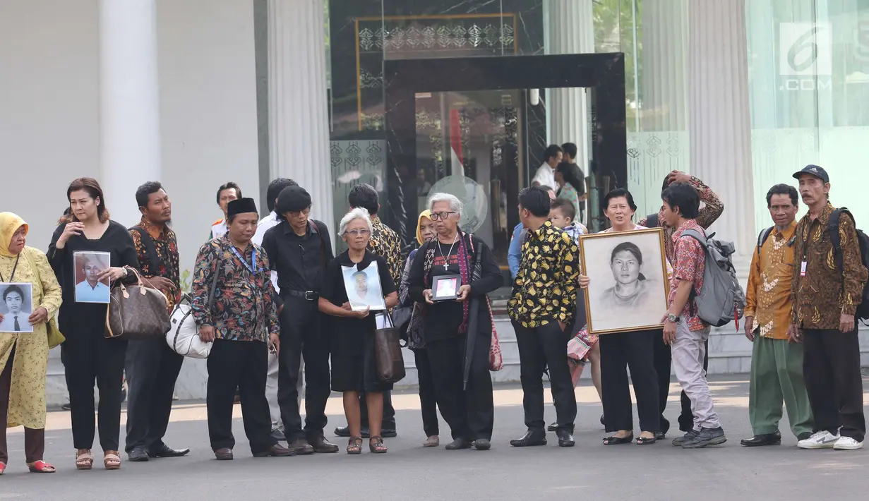 Peserta aksi kamisan berada di Istana Merdeka, Jakarta, Kamis (31/5). Pertemuan dihadiri 19 anggota keluarga korban Tragedi Semanggi I dan II, Trisakti, Talangsari, Munir, Tanjung Priok, Tragedi 1965-1968. (Liputan6.com/Angga Yuniar)